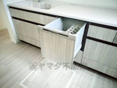 食事の後の手間を解消する食器洗い乾燥機付。冬場の洗い物で手荒れの悩みもなくなります。手洗いよりも節約できて便利。