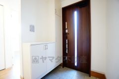 たっぷり収納できるシューズボックスです。家族全員の靴がきれいに整頓できます。棚の上にお花や写真を飾っても良いですね。