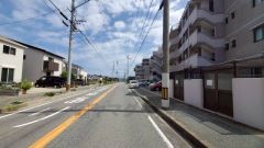 前面道路は広く、車同士がすれ違うスペースが十分にあります。