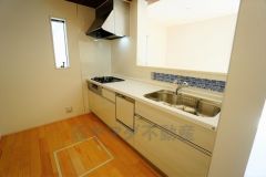 同仕様写真。リビングやダイニングからキッチン周りが丸見えにならない対面式キッチン。テレビ鑑賞や家族との対話がしやすく、ご家族の温かい時間を演出します。