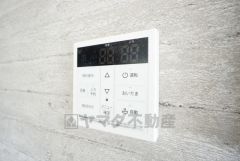 キッチン横からボタンひとつで操作が楽々。