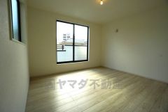 寛ぎの時間を紡ぎだす主寝室は、大型ベッドを置いても余裕の広さを確保しています。