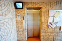 エレベーターホールには外部からの映像がチェックできる防犯カメラモニターが設置されています。防犯対策バッチリです。