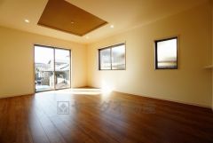 同仕様写真。大きな窓のあるリビングは、陽光あふれる明るい空間です。居心地良く、ご家族皆がゆったり寛げる憩いの空間となりそうです。