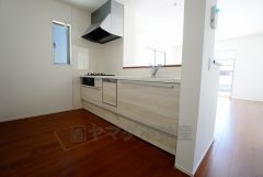 同仕様写真。カウンタートップは耐熱性に優れており、日ごろのお掃除もふき取るだけでＯＫ。ステンレスシンクも簡単にお掃除できますよ。