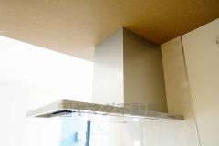 お手入れが簡単なスリム型レンジフードです。調理により発生する油煙や臭いを吸い込み、屋外へ排気してくれます。