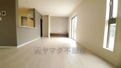 リビングは広々とした設計で、家族が集い、寛ぐ暮らしの空間を演出しています。思い思いの時間を過ごしたり、家族みんなで食事をしたり、素敵な団らんの場になりますね。