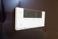 同仕様写真。湯量・湯温の設定、そして保温までワンタッチのフルオートバス。便利な追い炊き機能付きです。