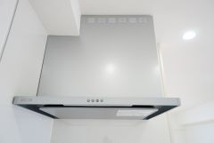 お手入れが簡単なスリム型レンジフードです。調理により発生する油煙や臭いを吸い込み、屋外へ排気してくれます。