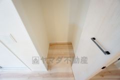 キッチン横にはパントリー。食料などを保管できるので、キッチン周りがスッキリしますね＾＾