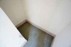 同仕様写真。お子様用の遊び道具やアウトドア用品、ゴルフバッグなどの大型の荷物まできっちり収納できる広さのシューズクロークです。