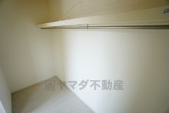 収納力豊富なウォークインクローゼット。洋服や小物などを1箇所にまとめて美しい収納を実現します。