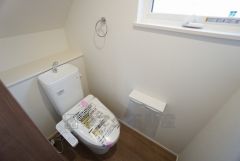 同仕様写真。1階2階の2ヶ所にトイレがありますので、忙しい朝にも家族に気を使わず、ゆとりが生まれますね＾＾ 小窓付きで換気する時に便利です＾＾