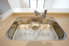 広々とした凸型シンクに洗剤ポケットを標準装備。大きなお鍋など洗いやすいです。