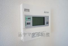 同仕様写真。キッチン横からお湯張り、追い炊き、足し湯がボタン一つで楽々操作できる給湯機リモコンです。忙しい夕飯準備の時間帯に重宝しますね。