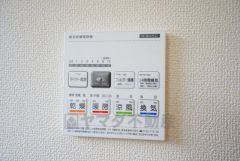 雨の日の洗濯も安心できる浴室暖房乾燥機付き浴室。リモコンで操作もボタン1つで簡単。