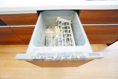 食事の後の手間を解消する食器洗い乾燥機付。冬場の洗い物で手荒れの悩みもなくなります。手洗いよりも節約できて便利。