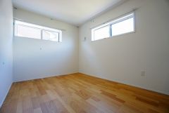 同仕様写真。主寝室としてお使いいただけそうなこちらのお部屋は、日当たりが良く、爽やかな風を感じて起きる朝は、快適生活の始まりに。