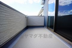 同仕様写真。陽当たりの良いバルコニーです。お洗濯やお布団干しはもちろん、日光浴スペースにも。