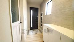 たっぷり収納できるシューズボックスです。家族全員の靴がきれいに整頓できます。棚の上にお花や写真を飾っても良いですね。