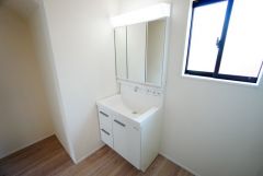 三面鏡裏収納付き洗面化粧台です＾＾ 歯磨きセットやスキンケア用品などの収納に便利ですね。 生活感も隠すことができ、来客時にも安心です。