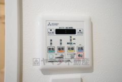 浴室暖房乾燥機付き。天候に左右されず、いつでも好きなときに洗濯物を干せるので、仕事や家事で忙しい方に重宝します。