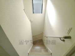 小さなお子様やご高齢の方でも安心できる、手すり付き階段。段差も低めで設定されており、安全性にも優れています。