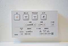 同仕様写真。温水、暖房、ウォシュレット付の高機能トイレです。