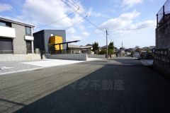 住人以外の車の進入も少なく、小さなお子様を持つご家庭にも安心です。