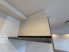 コンロ上には換気扇完備＾＾調理時の蒸気や匂いが換気扇に誘導され、効率的に排煙ができます＾＾