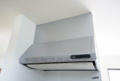 お手入れが簡単なスリム型レンジフードです。調理により発生する油煙や臭いを吸い込み、屋外へ排気してくれます。