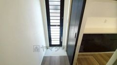 勝手口付きキッチン。においがこもりやすいキッチンの換気にも役立ちます。ごみの仮置きにもなり、便利です＾＾