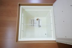 同仕様写真。キッチンにある床下収納は、居住スペースを減らさずに買い置きの調味料や非常食などを保管することができます。