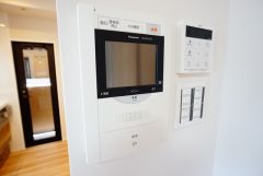 防犯はもちろん、セールスマン対策にもなるモニター付きインターホンです。お子さん1人での留守番時にも活躍しそうです。