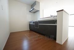同仕様写真。カウンタートップは耐熱性に優れており、日ごろのお掃除もふき取るだけでＯＫ。ステンレスシンクも簡単にお掃除できますよ。