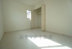 同仕様写真。住む人のこだわりを活かす洋室。日当たりがよく、寝室としての利用もおすすめ。広めのクローゼットには荷物をすっきり片付けられ、ゆとりのある暮らしが出来ます＾＾