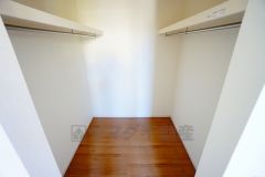 収納力豊富なウォークインクローゼット。洋服や小物などを1箇所にまとめて美しい収納を実現します。スーツケースのような大型の荷物も置けます＾＾