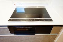 汚れてもサッとふける、お手入れのしやすいIHクッキングヒーター。オール電化なので経済的です。