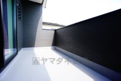 陽当たりの良いバルコニーです。お洗濯やお布団干しはもちろん、日光浴スペースにも。足元は防水工事施工済です。