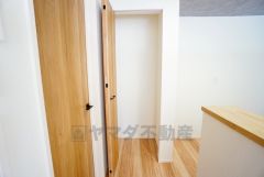 まとめ買いしてもこの収納量なら心配要らずのパントリー。調理家電や食品のストックをすっきりまとめられ、キッチン周りを広々使えます。