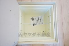 キッチンにある床下収納は、居住スペースを減らさずに買い置きの調味料や非常食などを保管することができます。