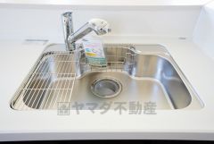 広々としたステンレスシンクには、洗剤やスポンジを収納出来るラック付き。広さも確保しているので、大きなお鍋も洗いやすいです。