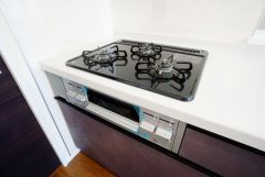 複数の調理を一度に行うことができる3口コンロ。効率よくお料理が出来ます。毎日のお料理も楽しくなりますね＾＾