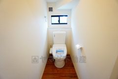温水洗浄機付トイレです。節水機能もあるので、安心して使えますね。もちろん、1階2階の2ヶ所にトイレがあるので、忙しい朝にもゆとりができますね。