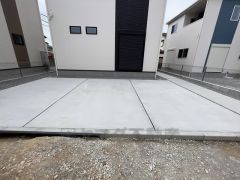 3台まで並列駐車できるので、急な来客時やお子様が成人して車を所有するようになっても安心です。