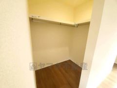 収納力豊富なウォークインクローゼット。洋服や小物などを1箇所にまとめて美しい収納を実現します。