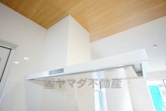 風量が弱・強と切替え可能なレンジフードが調理中の煙をしっかり吸い込みます。手元を照らすライト付きです。