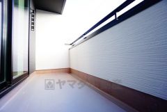 南側に面したバルコニーは日当たり良好です。お洗濯物も気持ちよく干せそうです。日光浴をしたり、星を眺めたりも良いですね^^