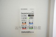 浴室暖房乾燥機付き。天候に左右されず、いつでも好きなときに洗濯物を干せるので、仕事や家事で忙しい方に重宝します。