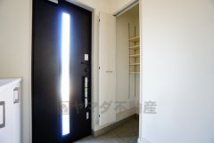 たっぷり収納できるシューズボックスです。家族全員の靴がきれいに整頓できます。棚の上にお花や写真を飾っても良いですね。